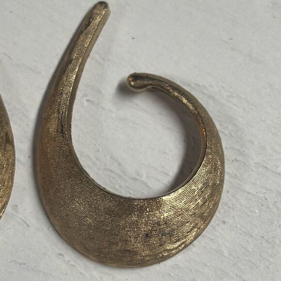 Coro Pair of Brushed Gold Tone Slip-Ease Vintage Earrings - Picture 3 of 7